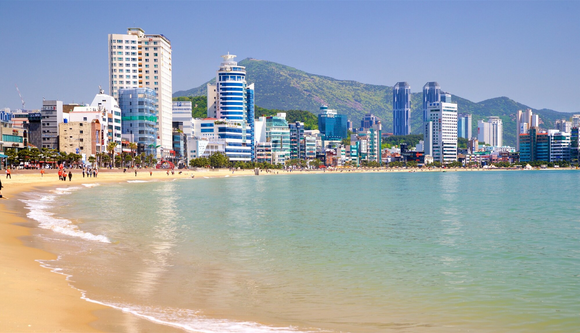 광안리 해수욕장 을 보여주는 마천루, 해안 마을 과 모래 해변